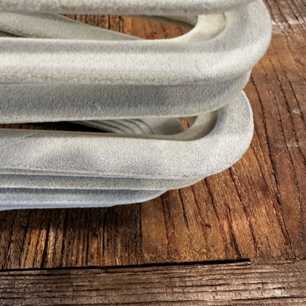 Non-Slip Velvet Clothes Hangers - Light Gray & Cream small - Picture 9 of 9